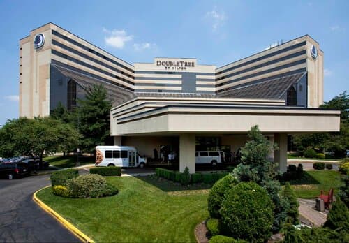 Внешний вид отеля DoubleTree by Hilton Hotel Newark Airport