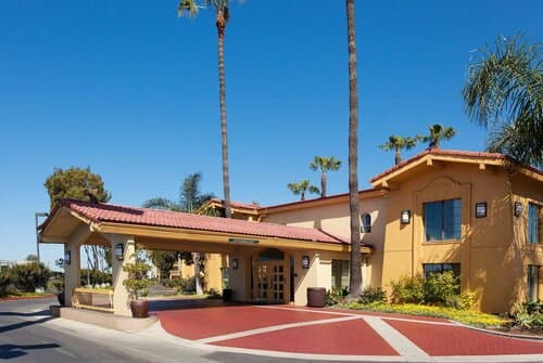 Внешний вид отеля La Quinta Inn by Wyndham Costa Mesa Newport Beach в Коста-Месе