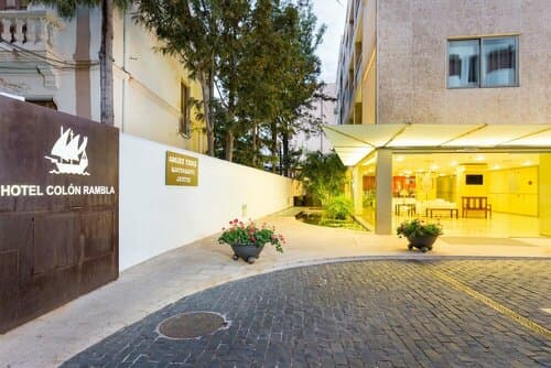 Внешний вид отеля Hotel Colón Rambla