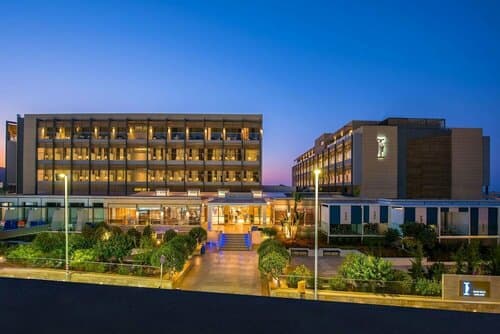 Внешний вид отеля I Resort Beach Hotel & SPA в Муниципальной единице Малионе