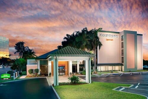 Внешний вид отеля Courtyard by Marriott Fort Lauderdale East/Lauderdale-by-the-Sea в Форт-Лодердейле