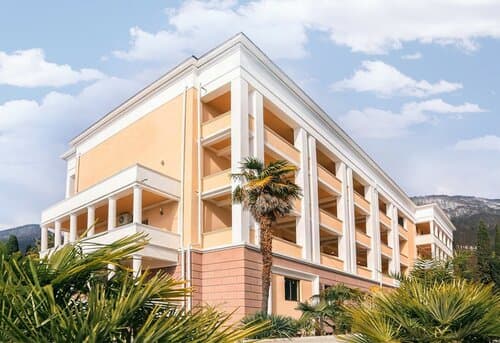 Внешний вид отеля Old Gagra Hotel в Гагре