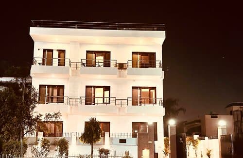 Внешний вид отеля Hollyhocks Residency