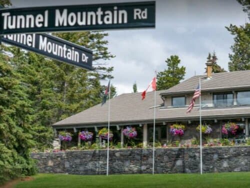 Внешний вид отеля Tunnel Mountain Resort