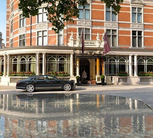 Внешний вид отеля The Connaught в Лондоне