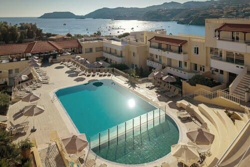 Внешний вид отеля Alexander House в Муниципальной единице Газиу