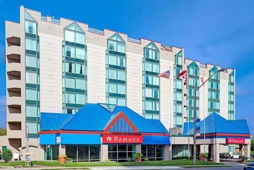 Внешний вид отеля Ramada by Wyndham Niagara Falls/Fallsview в Ниагара-Фолсе