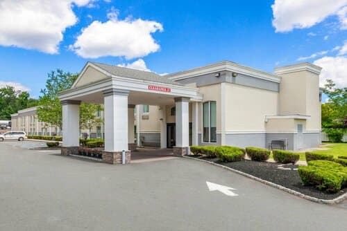 Внешний вид отеля Quality Inn Edison-New Brunswick в Эдисоне