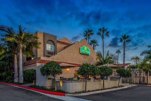 Внешний вид отеля La Quinta Inn & Suites by Wyndham Carlsbad - Legoland Area
