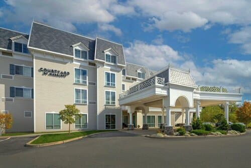 Внешний вид отеля Courtyard by Marriott Lenox Berkshires в Леноксе