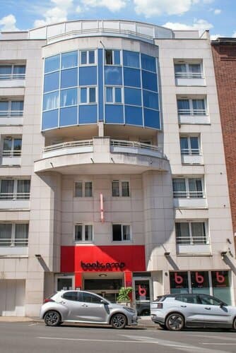 Внешний вид отеля Hotel Bootcamp в Исси-ле-Мулино