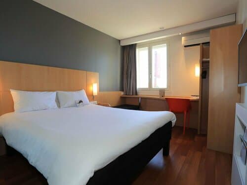 Внешний вид отеля Ibis Aurillac