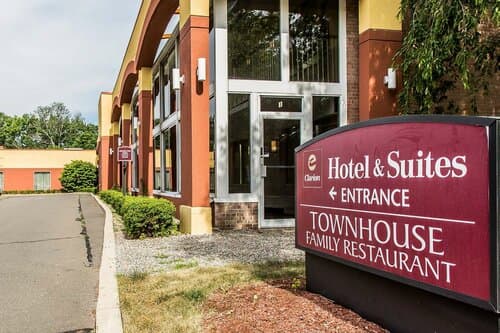 Внешний вид отеля Clarion Hotel & Suites Hamden - New Haven