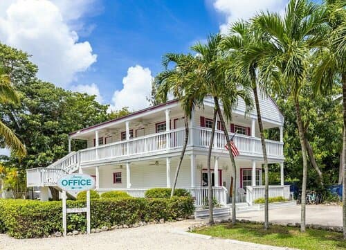 Внешний вид отеля Amoray Dive Resort в Монре