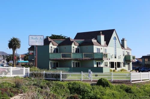 Внешний вид отеля Shoreline Inn... On the Beach
