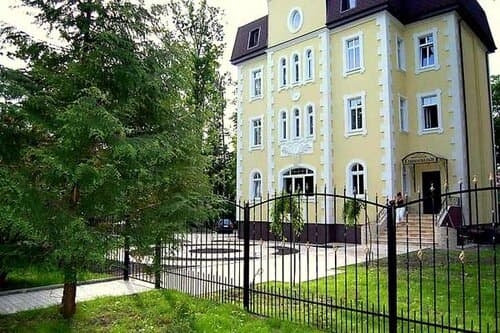 Внешний вид отеля Лес Георга в Светлогорске