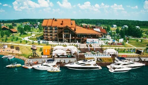 Внешний вид отеля Конаково Ривер Клаб в Конаковском муниципальном округе