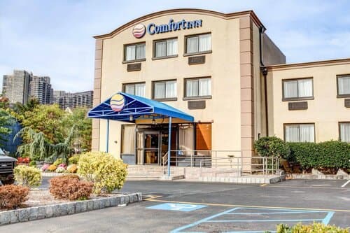Внешний вид отеля Comfort Inn Edgewater on Hudson River