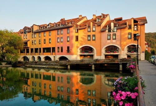 Внешний вид отеля Ibis Annecy Centre Vieille Ville в Льзе Бальметте