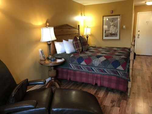 Внешний вид отеля The Lady MacDonald Country Inn в Канморе