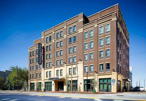 Внешний вид отеля Fairfield Inn & Suites Savannah Downtown/Historic District в Саванне