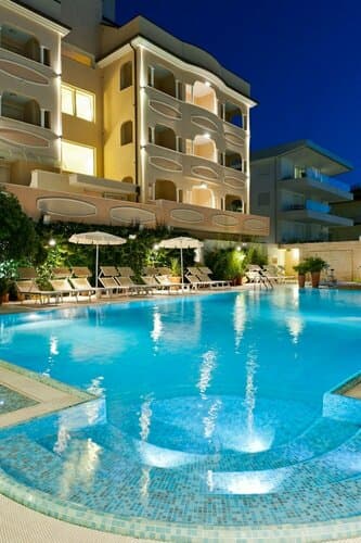 Внешний вид отеля Hotel Derby Exclusive в Червии