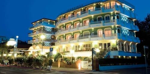 Внешний вид отеля Hotel Gambrinus & Strand в Червии