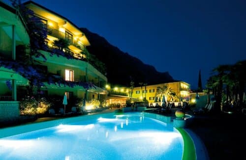 Внешний вид отеля Hotel Royal Village в Лимоне-суль-Гарде