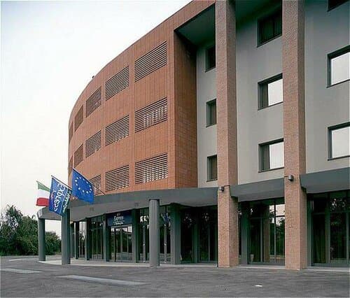 Внешний вид отеля Holiday Inn Express Parma