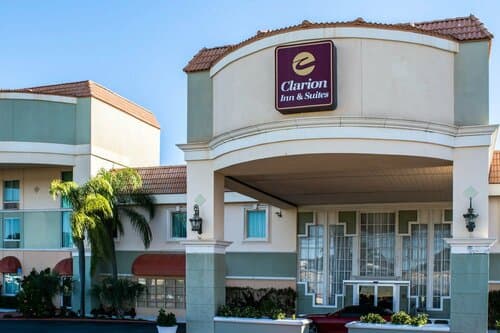 Внешний вид отеля Clarion Inn & Suites Central Clearwater Beach в Клеруотере