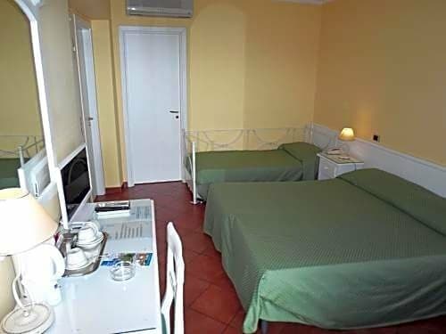 Внешний вид отеля Mendolia Beach Hotel