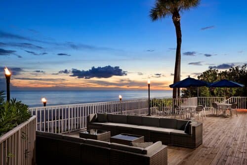 Внешний вид отеля DoubleTree Beach Resort by Hilton Tampa Bay - North Redingto