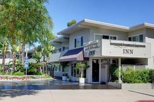 Внешний вид отеля La Avenida Inn