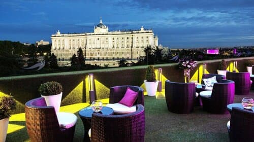 Внешний вид отеля Apartosuites Jardines de Sabatini в Мадриде