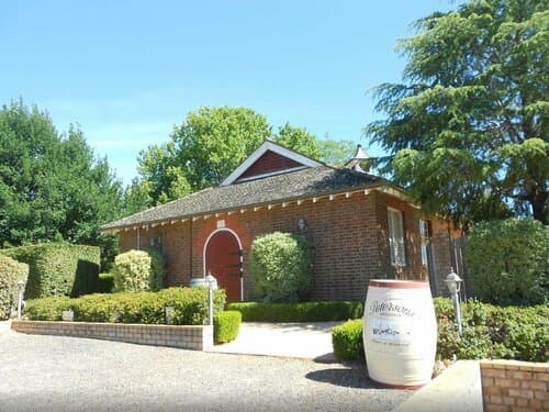Внешний вид отеля Petersons Armidale Winery and Guesthouse