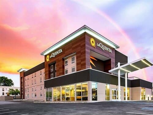 Внешний вид отеля La Quinta Inn & Suites by Wyndham Spokane Downtown в Спокане