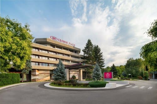 Внешний вид отеля Crowne Plaza Bucharest
